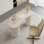 طاولة مكتب بتصميم منحني
