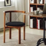 كرسي طعام بخامات متينة و تصميم بسيط